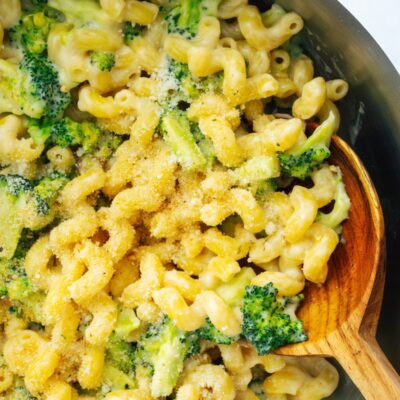 Mac y queso saludables con brócoli